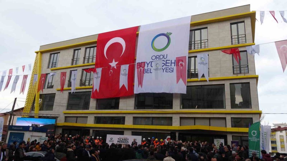 ORDU'NUN ALTINORDU İLÇESİNDE HALK ARASINDA "ÇARŞAMBA PAZARI" OLARAK BİLİNEN ALANDA ZOR ŞARTLARDA TİCARET YAPAN YENİ ÇARŞI ESNAFI, ORDU BÜYÜKŞEHİR BELEDİYE BAŞKANI HİLMİ GÜLER'İN SAYESİNDE HEM TAPU HEM DE MÜLK SAHİBİ OLDU