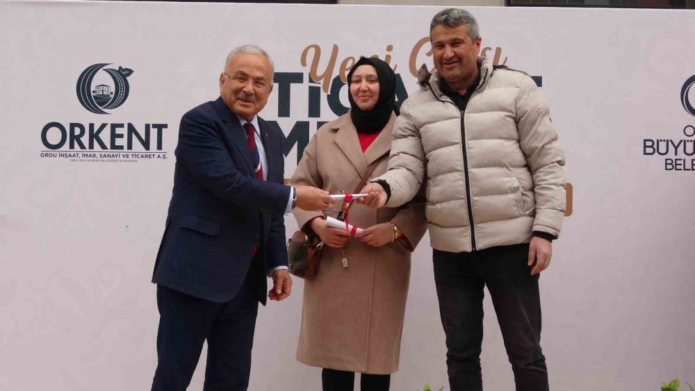 ORDU'NUN ALTINORDU İLÇESİNDE HALK ARASINDA "ÇARŞAMBA PAZARI" OLARAK BİLİNEN ALANDA ZOR ŞARTLARDA TİCARET YAPAN YENİ ÇARŞI ESNAFI, ORDU BÜYÜKŞEHİR BELEDİYE BAŞKANI HİLMİ GÜLER'İN SAYESİNDE HEM TAPU HEM DE MÜLK SAHİBİ OLDU