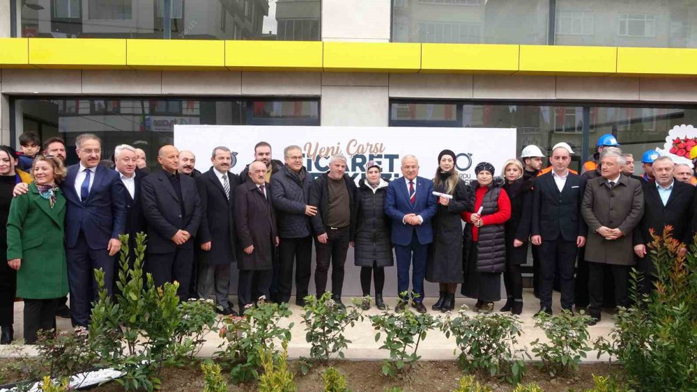 ORDU'NUN ALTINORDU İLÇESİNDE HALK ARASINDA "ÇARŞAMBA PAZARI" OLARAK BİLİNEN ALANDA ZOR ŞARTLARDA TİCARET YAPAN YENİ ÇARŞI ESNAFI, ORDU BÜYÜKŞEHİR BELEDİYE BAŞKANI HİLMİ GÜLER'İN SAYESİNDE HEM TAPU HEM DE MÜLK SAHİBİ OLDU