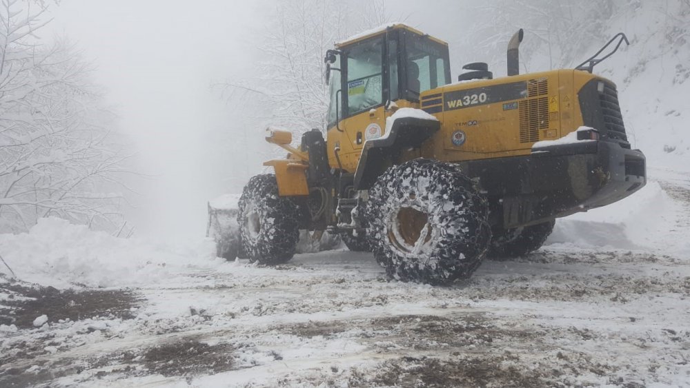 TRABZON'DA ETKİSİNİ GÖSTEREN KAR YAĞIŞI NEDENİYLE KAPANAN 24 MAHALLE YOLUNU TEKRAR ULAŞIMA AÇMA ÇALIŞMALARI SÜRÜYOR
