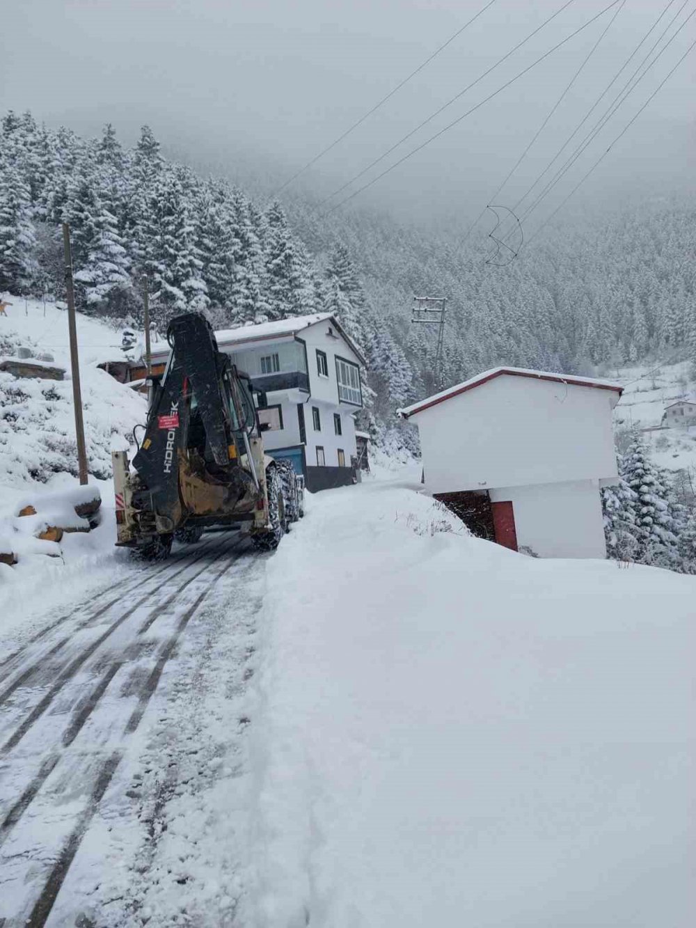 TRABZON'DA ETKİSİNİ GÖSTEREN KAR YAĞIŞI NEDENİYLE KAPANAN 24 MAHALLE YOLUNU TEKRAR ULAŞIMA AÇMA ÇALIŞMALARI SÜRÜYOR