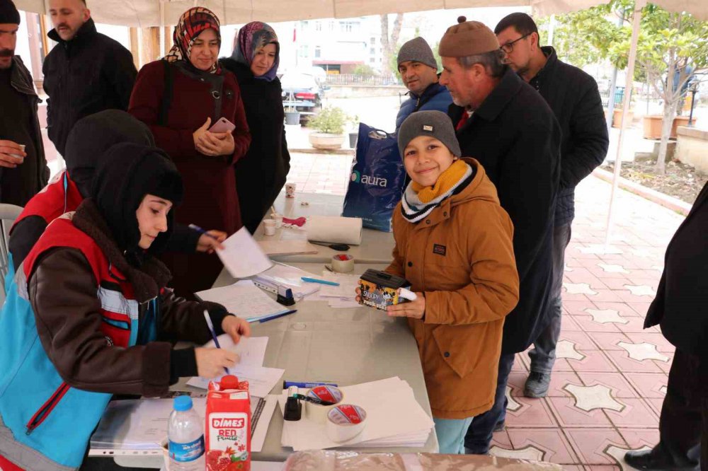 AMASYA'NIN TAŞOVA İLÇESİNDE 9 YAŞINDAKİ UMUT EFE DOĞAN, KUMBARASINDA BİRİKTİRDİĞİ BOZUK PARALARI DEPREMZEDELERE GÖNDERDİ