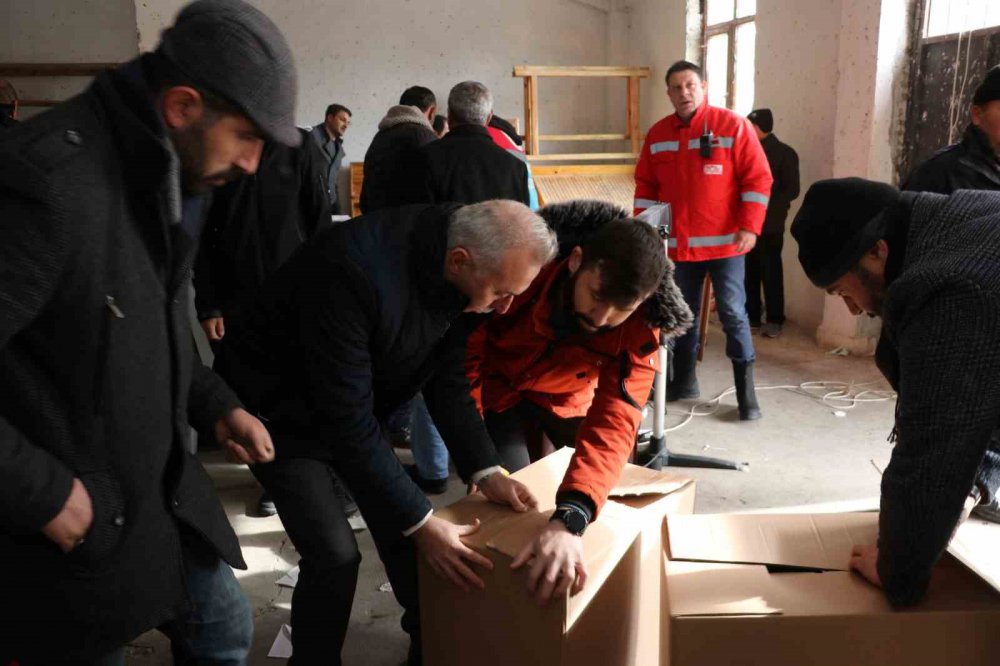 AMASYA'NIN TAŞOVA İLÇESİNDE 9 YAŞINDAKİ UMUT EFE DOĞAN, KUMBARASINDA BİRİKTİRDİĞİ BOZUK PARALARI DEPREMZEDELERE GÖNDERDİ