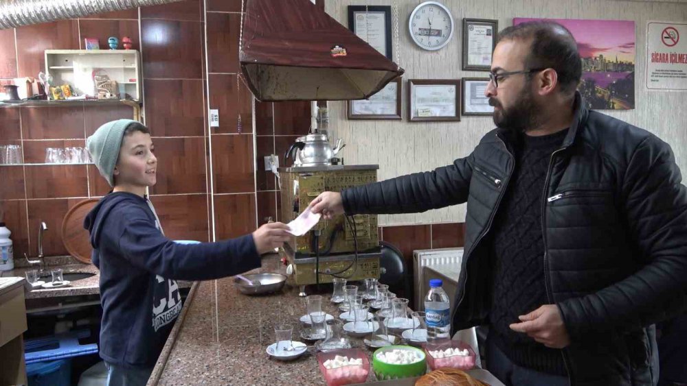 KAHRAMANMARAŞ VE CİVARINDAKİ 10 İLİ ETKİLEYEN DEPREMİN ARDINDAN YARDIM KAMPANYALARI TÜM HIZIYLA DEVAM EDERKEN, GÜMÜŞHANELİ BİR ÇAY OCAĞI İŞLETMECİSİ 2 HAFTALIK GELİRİNİ DEPREM BÖLGESİNE BAĞIŞLAMA KARARI ALDI