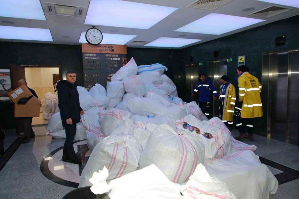 ORDU'NUN FATSA İLÇESİNDE VATANDAŞLAR, MERKEZ ÜSSÜ KAHRAMANMARAŞ İLİ PAZARCIK İLÇESİ OLAN VE 10 İLİ ETKİLEYEN 7,7 BÜYÜKLÜĞÜNDEKİ DEPREMDEN ETKİLENEN VATANDAŞLAR İÇİN ADETA TEK YÜREK OLDU