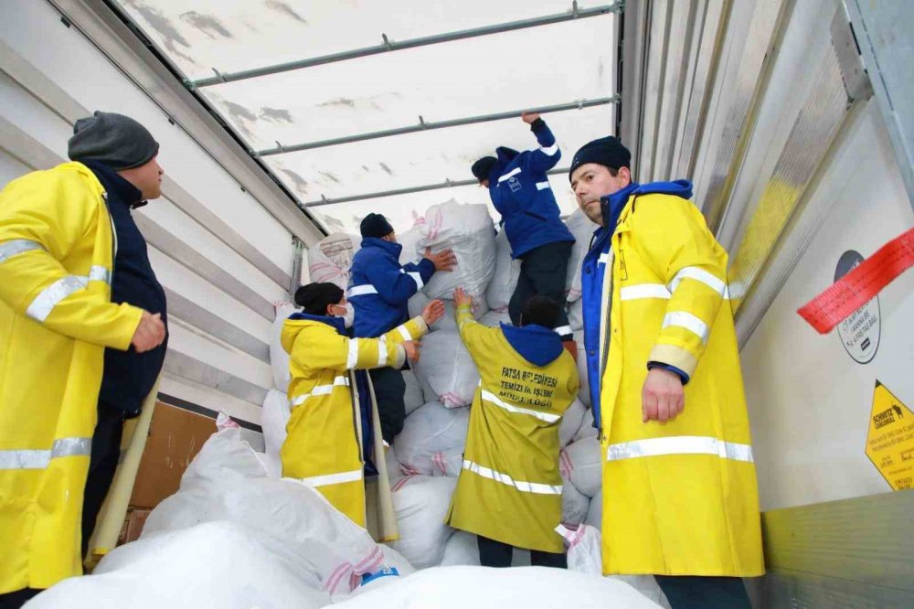 ORDU'NUN FATSA İLÇESİNDE VATANDAŞLAR, MERKEZ ÜSSÜ KAHRAMANMARAŞ İLİ PAZARCIK İLÇESİ OLAN VE 10 İLİ ETKİLEYEN 7,7 BÜYÜKLÜĞÜNDEKİ DEPREMDEN ETKİLENEN VATANDAŞLAR İÇİN ADETA TEK YÜREK OLDU