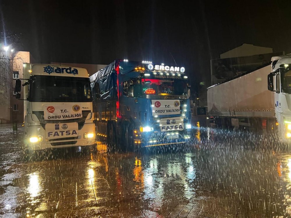 ORDU'NUN FATSA İLÇESİNDE VATANDAŞLAR, MERKEZ ÜSSÜ KAHRAMANMARAŞ İLİ PAZARCIK İLÇESİ OLAN VE 10 İLİ ETKİLEYEN 7,7 BÜYÜKLÜĞÜNDEKİ DEPREMDEN ETKİLENEN VATANDAŞLAR İÇİN ADETA TEK YÜREK OLDU