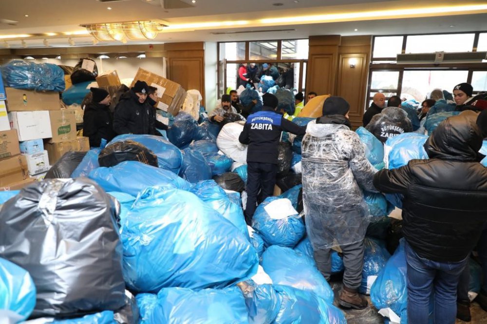 DEPREMİN YARALARINI SARMAK İÇİN 6 ŞUBAT'TAN BUGÜNE TÜM BİRİMLERİYLE SEFERBERLİK BAŞLATAN ORDU BÜYÜKŞEHİR BELEDİYESİ, VATANDAŞLARIN DESTEKLERİYLE ÇIĞ GİBİ BÜYÜYEN YARDIMLARI DEPREM BÖLGESİNE ULAŞTIRMAYA DEVAM EDİYOR