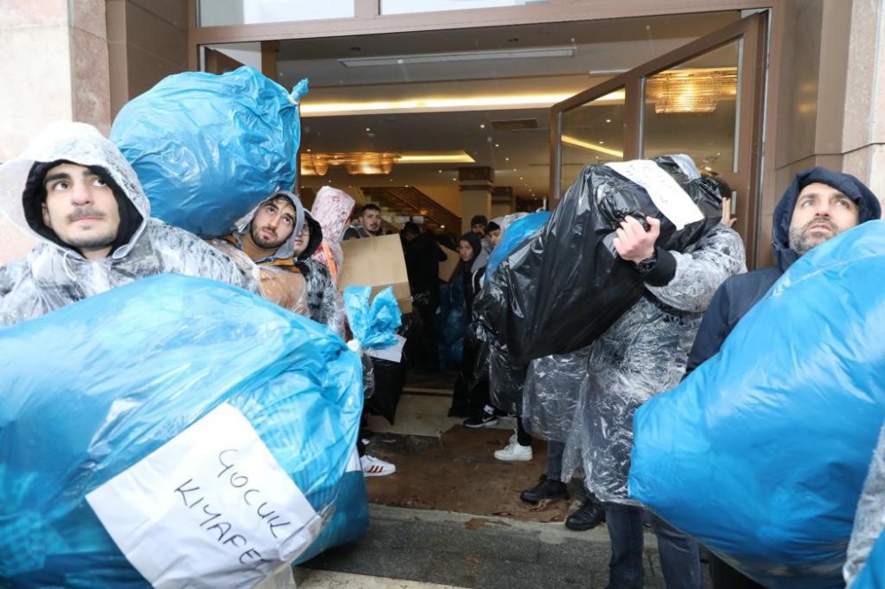 DEPREMİN YARALARINI SARMAK İÇİN 6 ŞUBAT'TAN BUGÜNE TÜM BİRİMLERİYLE SEFERBERLİK BAŞLATAN ORDU BÜYÜKŞEHİR BELEDİYESİ, VATANDAŞLARIN DESTEKLERİYLE ÇIĞ GİBİ BÜYÜYEN YARDIMLARI DEPREM BÖLGESİNE ULAŞTIRMAYA DEVAM EDİYOR