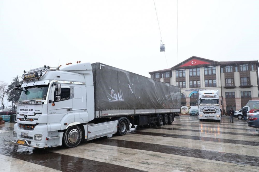 DEPREMİN YARALARINI SARMAK İÇİN 6 ŞUBAT'TAN BUGÜNE TÜM BİRİMLERİYLE SEFERBERLİK BAŞLATAN ORDU BÜYÜKŞEHİR BELEDİYESİ, VATANDAŞLARIN DESTEKLERİYLE ÇIĞ GİBİ BÜYÜYEN YARDIMLARI DEPREM BÖLGESİNE ULAŞTIRMAYA DEVAM EDİYOR