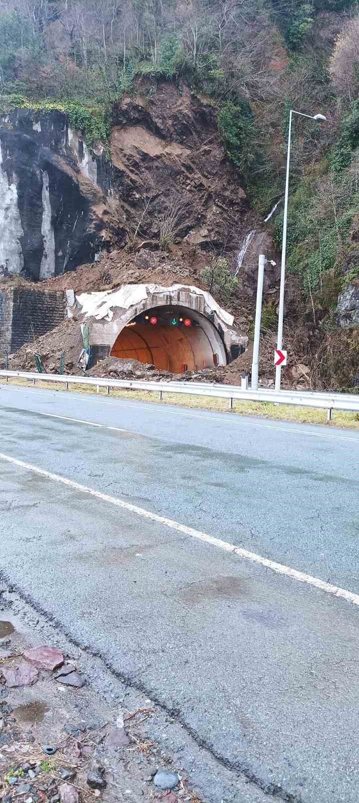 ARTVİN'DE KEMALPAŞA İLÇESİ LİMANKÖY MEVKİ KOPMUŞ TÜNELİ GİRİŞİNDE BU SABAH HEYELAN MEYDANA GELDİ