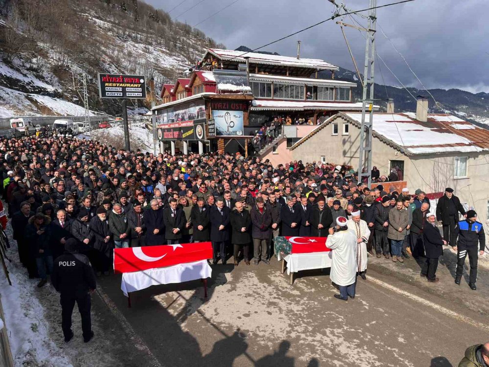 KAHRAMANMARAŞ MERKEZLİ DEPREMDE HATAY'IN SAMANDAĞ İLÇESİNDE YIKILAN BİNANIN ENKAZINDA KALARAK HAYATINI KAYBEDEN POLİS MEMURU VE 2 YAŞINDAKİ KIZI BUGÜN MEMLEKETLERİ TRABZON'UN MAÇKA İLÇESİNDE SON YOLCULUKLARINA UĞURLANDI