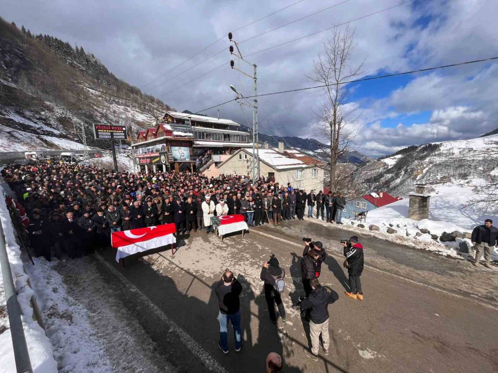 KAHRAMANMARAŞ MERKEZLİ DEPREMDE HATAY'IN SAMANDAĞ İLÇESİNDE YIKILAN BİNANIN ENKAZINDA KALARAK HAYATINI KAYBEDEN POLİS MEMURU VE 2 YAŞINDAKİ KIZI BUGÜN MEMLEKETLERİ TRABZON'UN MAÇKA İLÇESİNDE SON YOLCULUKLARINA UĞURLANDI