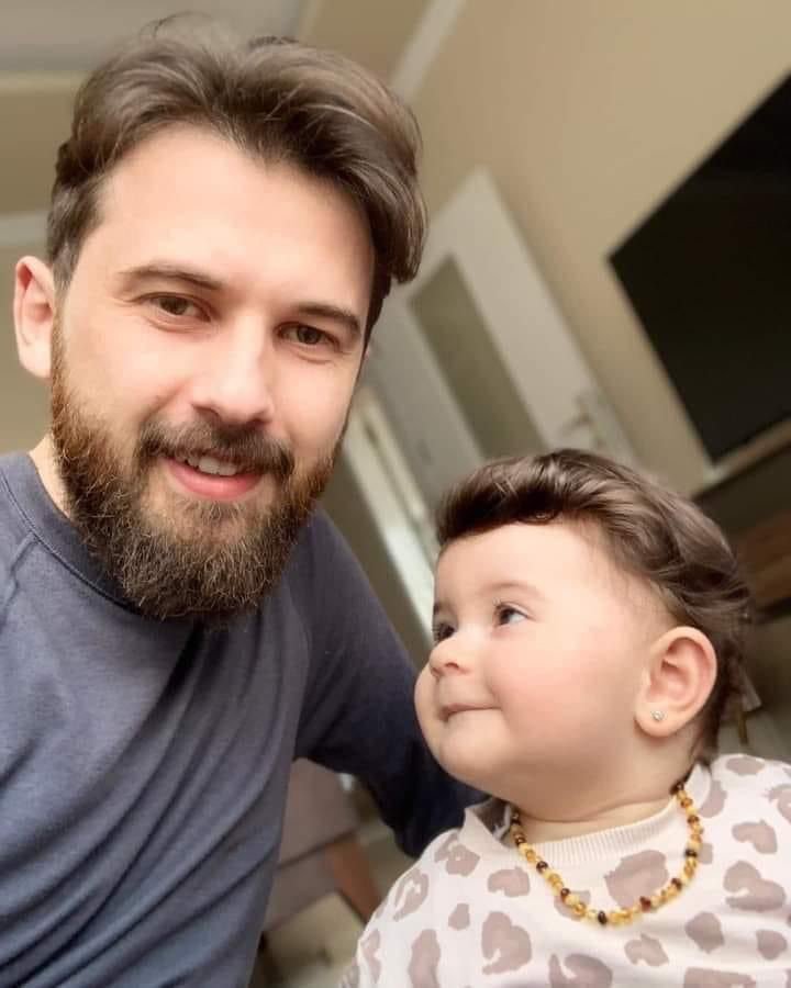 KAHRAMANMARAŞ MERKEZLİ DEPREMDE HATAY'IN SAMANDAĞ İLÇESİNDE YIKILAN BİNANIN ENKAZINDA KALARAK HAYATINI KAYBEDEN POLİS MEMURU VE 2 YAŞINDAKİ KIZI BUGÜN MEMLEKETLERİ TRABZON'UN MAÇKA İLÇESİNDE SON YOLCULUKLARINA UĞURLANDI