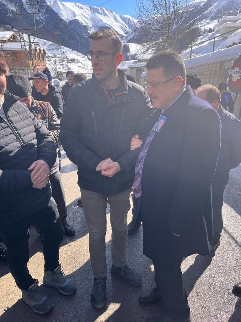 KAHRAMANMARAŞ MERKEZLİ DEPREMDE HATAY'IN SAMANDAĞ İLÇESİNDE YIKILAN BİNANIN ENKAZINDA KALARAK HAYATINI KAYBEDEN POLİS MEMURU VE 2 YAŞINDAKİ KIZI BUGÜN MEMLEKETLERİ TRABZON'UN MAÇKA İLÇESİNDE SON YOLCULUKLARINA UĞURLANDI