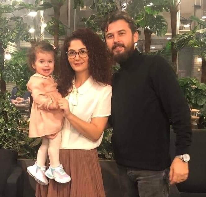 KAHRAMANMARAŞ MERKEZLİ DEPREMDE HATAY'IN SAMANDAĞ İLÇESİNDE YIKILAN BİNANIN ENKAZINDA KALARAK HAYATINI KAYBEDEN POLİS MEMURU VE 2 YAŞINDAKİ KIZI BUGÜN MEMLEKETLERİ TRABZON'UN MAÇKA İLÇESİNDE SON YOLCULUKLARINA UĞURLANDI