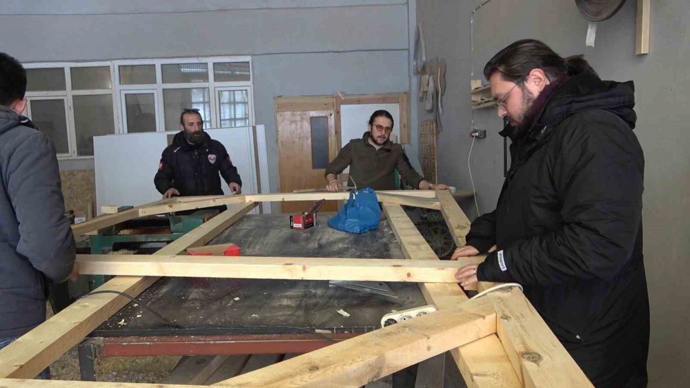 KAHRAMANMARAŞ VE CİVARINDAKİ 10 İLİ ETKİLEYEN DEPREMİN ARDINDAN DEPREMZEDELERİN BARINMA SORUNUNA ÇÖZÜM BULMAK İSTEYEN GÜMÜŞHANELİ VATANDAŞLAR ÜRETTİKLERİ AHŞAP PREFABRİK EVLERİ DEPREM BÖLGESİNE GÖNDERMEK İÇİN DESTEK BEKLİYOR