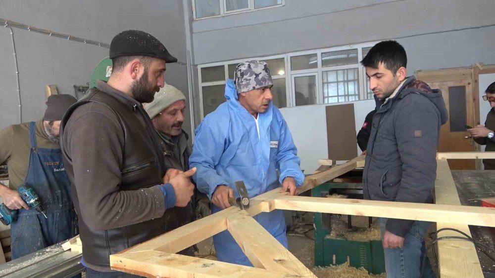 KAHRAMANMARAŞ VE CİVARINDAKİ 10 İLİ ETKİLEYEN DEPREMİN ARDINDAN DEPREMZEDELERİN BARINMA SORUNUNA ÇÖZÜM BULMAK İSTEYEN GÜMÜŞHANELİ VATANDAŞLAR ÜRETTİKLERİ AHŞAP PREFABRİK EVLERİ DEPREM BÖLGESİNE GÖNDERMEK İÇİN DESTEK BEKLİYOR