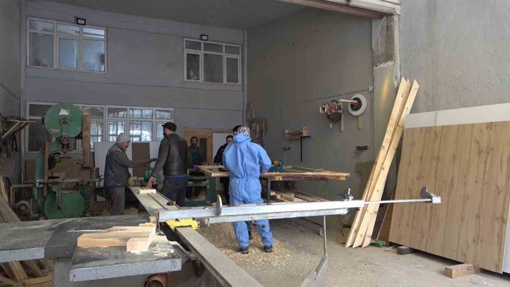 KAHRAMANMARAŞ VE CİVARINDAKİ 10 İLİ ETKİLEYEN DEPREMİN ARDINDAN DEPREMZEDELERİN BARINMA SORUNUNA ÇÖZÜM BULMAK İSTEYEN GÜMÜŞHANELİ VATANDAŞLAR ÜRETTİKLERİ AHŞAP PREFABRİK EVLERİ DEPREM BÖLGESİNE GÖNDERMEK İÇİN DESTEK BEKLİYOR