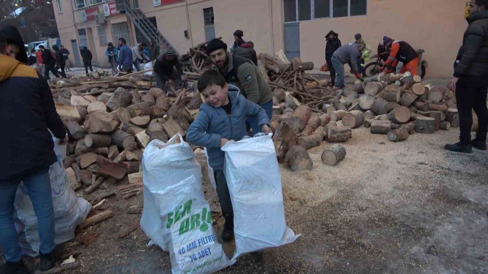 10 İLİ ETKİLEYEN DEPREMİN ARDINDAN DEPREMZEDELERİN ISINMAK İÇİN YAKACAK ODUN İHTİYACINI KARŞILAMAK İSTEYEN GÜMÜŞHANE'NİN TORUL İLÇESİNDE YAŞAYAN VATANDAŞLAR ODUN KIRARAK DEPREM BÖLGELERİNE GÖNDERDİ