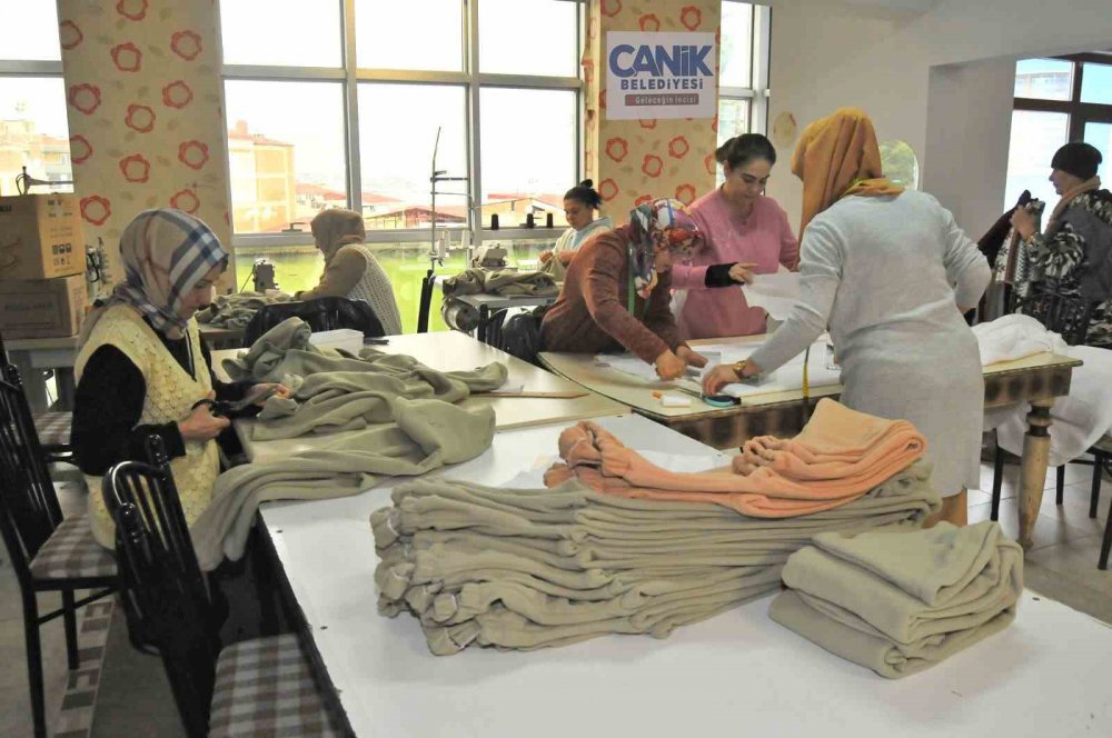 CANİK BELEDİYESİ HANIM KONAKLARI KURSİYERLERİ DEPREMDEN ETKİLENEN VATANDAŞLAR İÇİN BATTANİYE, KIYAFET, ATKI VE BERE ÜRETİYOR