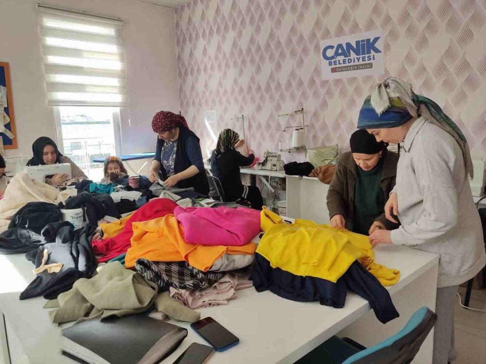CANİK BELEDİYESİ HANIM KONAKLARI KURSİYERLERİ DEPREMDEN ETKİLENEN VATANDAŞLAR İÇİN BATTANİYE, KIYAFET, ATKI VE BERE ÜRETİYOR
