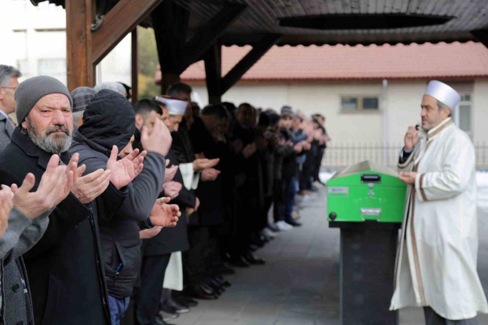 GÜMÜŞHANE'DEN HATAY'A OTOMOBİL ALMAK İÇİN GİDEN VE KALDIĞI OTELİN DEPREM NEDENİYLE YIKILMASI SONUCU CANSIZ BEDENİNE 3 GÜN SONRA ULAŞILAN 23 YAŞINDAKİ ONUR YILMAZ SON YOLCULUĞUNA UĞURLANDI