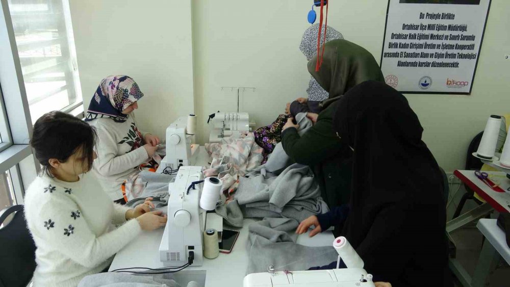 KAHRAMANMARAŞ MERKEZLİ OLAN 10 İLİ ETKİLEYEN 7.7 VE 7.6 DEPREM NEDENİYLE ENKAZ ALANLARINDA İHTİYAÇ DUYULAN ÜRÜNLER TÜRKİYE'NİN FARKLI NOKTALARINDAN ULAŞTIRILMAYA ÇALIŞILIRKEN,TRABZON'DA BU ANLAMDA HUMMALI BİR ÇALIŞMA SÜRÜYOR