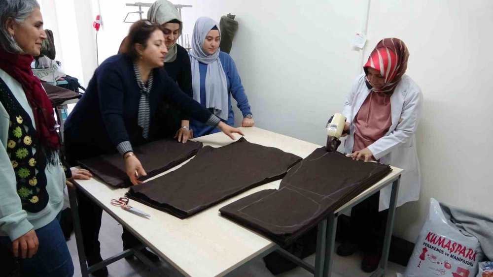 KAHRAMANMARAŞ MERKEZLİ OLAN 10 İLİ ETKİLEYEN 7.7 VE 7.6 DEPREM NEDENİYLE ENKAZ ALANLARINDA İHTİYAÇ DUYULAN ÜRÜNLER TÜRKİYE'NİN FARKLI NOKTALARINDAN ULAŞTIRILMAYA ÇALIŞILIRKEN,TRABZON'DA BU ANLAMDA HUMMALI BİR ÇALIŞMA SÜRÜYOR