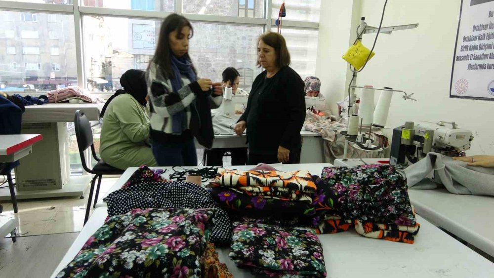 KAHRAMANMARAŞ MERKEZLİ OLAN 10 İLİ ETKİLEYEN 7.7 VE 7.6 DEPREM NEDENİYLE ENKAZ ALANLARINDA İHTİYAÇ DUYULAN ÜRÜNLER TÜRKİYE'NİN FARKLI NOKTALARINDAN ULAŞTIRILMAYA ÇALIŞILIRKEN,TRABZON'DA BU ANLAMDA HUMMALI BİR ÇALIŞMA SÜRÜYOR