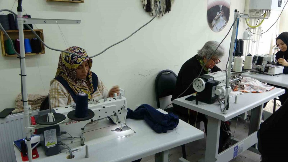 KAHRAMANMARAŞ MERKEZLİ OLAN 10 İLİ ETKİLEYEN 7.7 VE 7.6 DEPREM NEDENİYLE ENKAZ ALANLARINDA İHTİYAÇ DUYULAN ÜRÜNLER TÜRKİYE'NİN FARKLI NOKTALARINDAN ULAŞTIRILMAYA ÇALIŞILIRKEN,TRABZON'DA BU ANLAMDA HUMMALI BİR ÇALIŞMA SÜRÜYOR