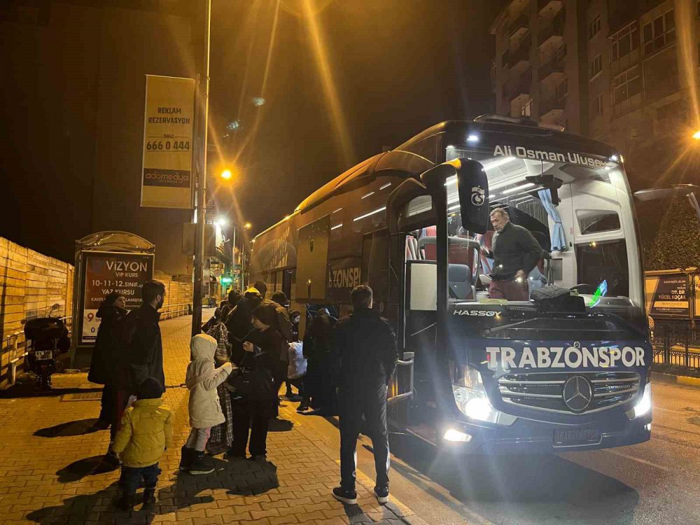 TRABZONSPOR, DEPREMDEN ETKİLENEN VATANDAŞLARA YARDIM ÇALIŞMALARINA DEVAM EDİYOR. TRABZONSPOR TAKIM OTOBÜSÜ İLE 39 DEPREMZEDE BUGÜN TRABZON'A GELDİ