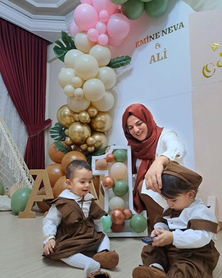 AKUT TRABZON EKİBİ GÖNÜLLÜLERİNDEN UMUT İKE, CAN KURTARMAYA GİTTİĞİ KAHRAMANMARAŞ'TA KUZENİ, EŞİ VE 1 YAŞINDAKİ İKİZLERİNİ KAYBETMENİN BÜYÜK ÜZÜNTÜSÜNÜ YAŞADI. CENAZELERİNİ KENDİ ELLERİYLE ENKAZDAN ÇIKARDI