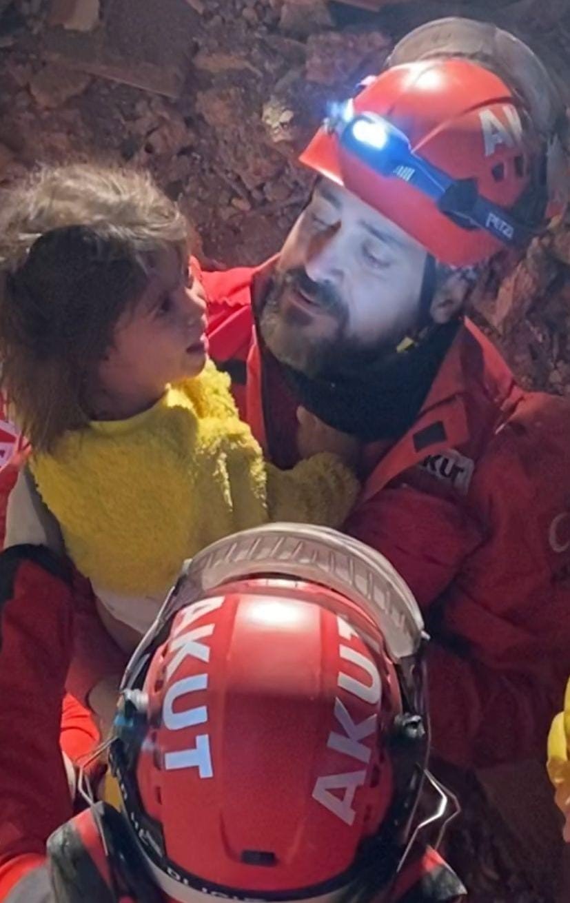 AKUT TRABZON EKİBİ GÖNÜLLÜLERİNDEN UMUT İKE, CAN KURTARMAYA GİTTİĞİ KAHRAMANMARAŞ'TA KUZENİ, EŞİ VE 1 YAŞINDAKİ İKİZLERİNİ KAYBETMENİN BÜYÜK ÜZÜNTÜSÜNÜ YAŞADI. CENAZELERİNİ KENDİ ELLERİYLE ENKAZDAN ÇIKARDI