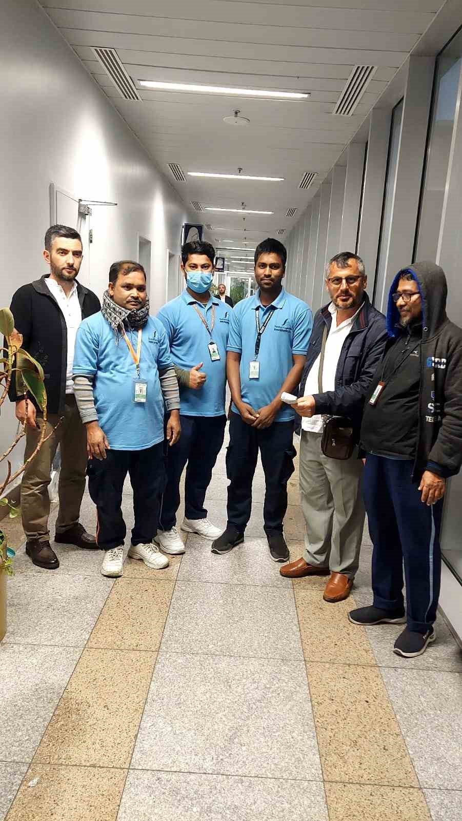 CİDDE HAVALİMANI'NDA UMRE ZİYARETİNDEN DÖNEN TRABZON KAFİLESİNİN YANINA GELEN HAVALİMANINDA GÖREVLİ SENEGAL VE BANGLADEŞLİ TEMİZLİK ÇALIŞANLARI DEPREMZEDELER İÇİN DUYGULANDIRAN BİR BAĞIŞTA BULUNDU