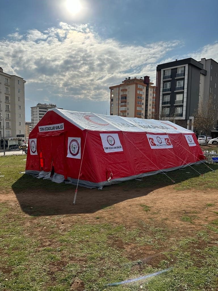 DEPREM BÖLGESİNE İLAÇ DESTEĞİ. SAMSUN ECZACI ODASI BAŞKANI ONUR FERHAT KARACAN, YOLA ÇIKAN 35 GÖNÜLLÜNÜN DEPREM BÖLGELERİNDE GÖREV YAPACAĞINI SÖYLEDİ