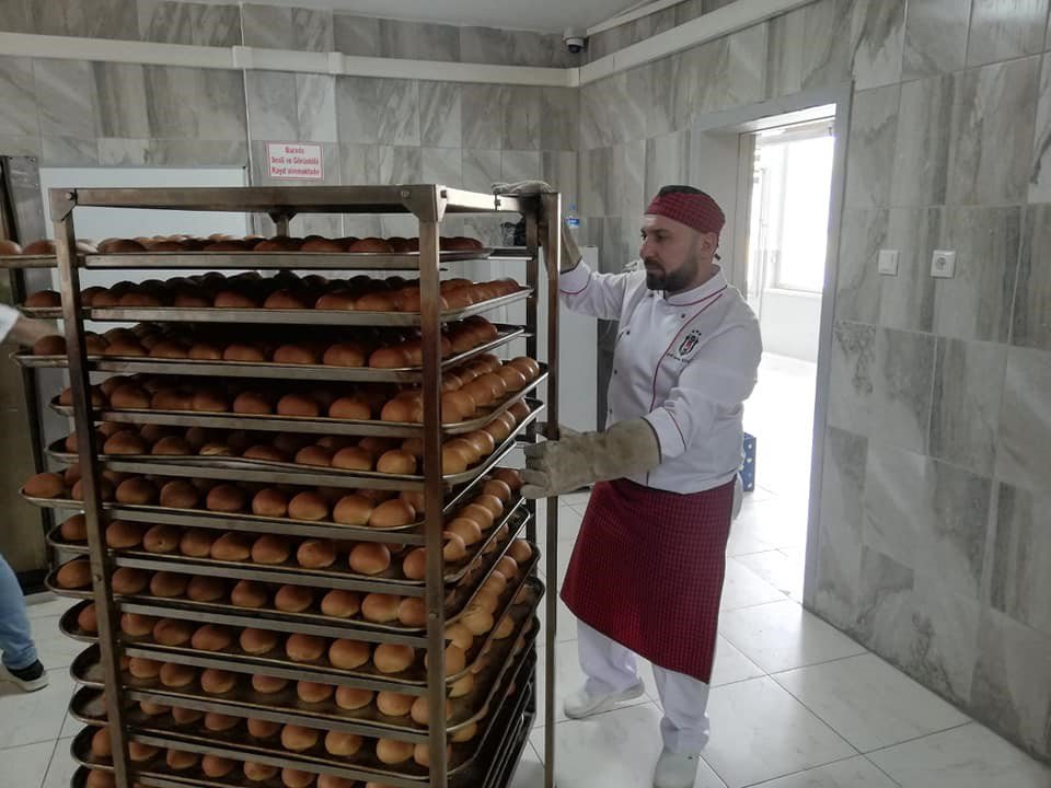 ERZURUM HAMİDİYE MESLEKİ VE TEKNİK ANADOLU LİSESİ ÖĞRETMEN VE ÖĞRENCİLERİ, KAHRAMANMARAŞ MERKEZLİ İKİ DEPREMİN BÜYÜK YIKIMA NEDEN OLDUĞU 10 İLİN EKMEK İHTİYACINI KARŞILAMAK İÇİN SEFERBER OLDULAR