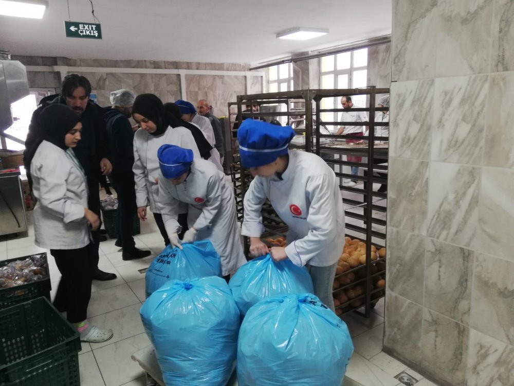 ERZURUM HAMİDİYE MESLEKİ VE TEKNİK ANADOLU LİSESİ ÖĞRETMEN VE ÖĞRENCİLERİ, KAHRAMANMARAŞ MERKEZLİ İKİ DEPREMİN BÜYÜK YIKIMA NEDEN OLDUĞU 10 İLİN EKMEK İHTİYACINI KARŞILAMAK İÇİN SEFERBER OLDULAR