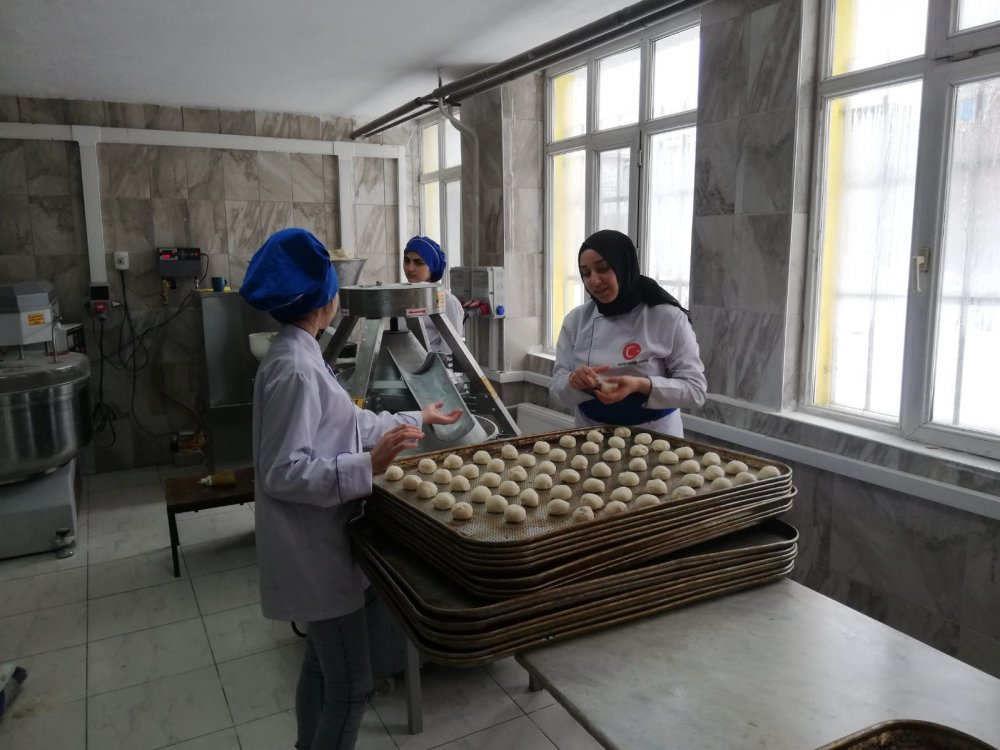 ERZURUM HAMİDİYE MESLEKİ VE TEKNİK ANADOLU LİSESİ ÖĞRETMEN VE ÖĞRENCİLERİ, KAHRAMANMARAŞ MERKEZLİ İKİ DEPREMİN BÜYÜK YIKIMA NEDEN OLDUĞU 10 İLİN EKMEK İHTİYACINI KARŞILAMAK İÇİN SEFERBER OLDULAR