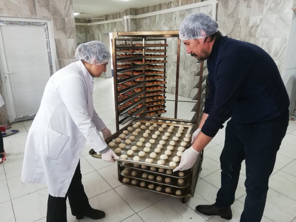 ERZURUM HAMİDİYE MESLEKİ VE TEKNİK ANADOLU LİSESİ ÖĞRETMEN VE ÖĞRENCİLERİ, KAHRAMANMARAŞ MERKEZLİ İKİ DEPREMİN BÜYÜK YIKIMA NEDEN OLDUĞU 10 İLİN EKMEK İHTİYACINI KARŞILAMAK İÇİN SEFERBER OLDULAR