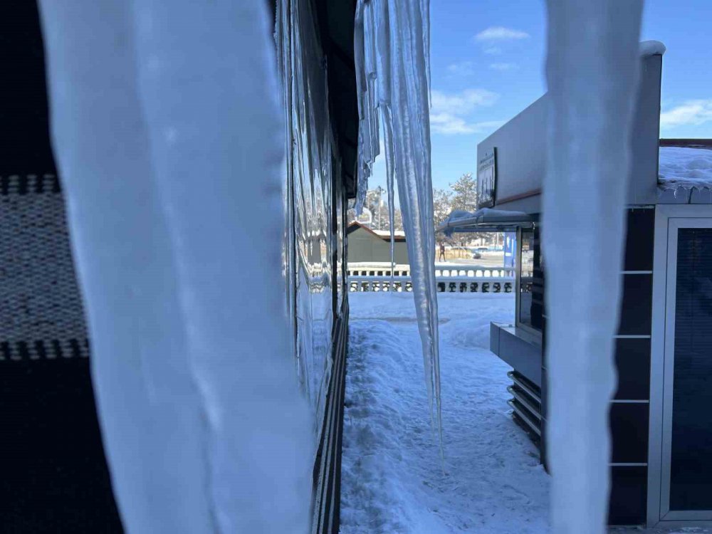 ERZURUM'DA SOĞUK HAVANIN ETKİSİYLE ŞADIRVANLAR BUZ TUTTU. GECE EKSİ 24 E DÜŞEN HAVA SICAKLIĞI KENT MERKEZİNİ DONDURDU