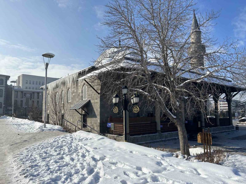 ERZURUM'DA SOĞUK HAVANIN ETKİSİYLE ŞADIRVANLAR BUZ TUTTU. GECE EKSİ 24 E DÜŞEN HAVA SICAKLIĞI KENT MERKEZİNİ DONDURDU
