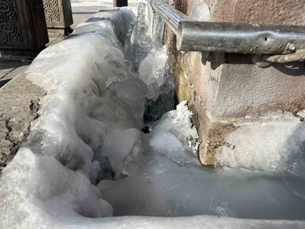 ERZURUM'DA SOĞUK HAVANIN ETKİSİYLE ŞADIRVANLAR BUZ TUTTU. GECE EKSİ 24 E DÜŞEN HAVA SICAKLIĞI KENT MERKEZİNİ DONDURDU