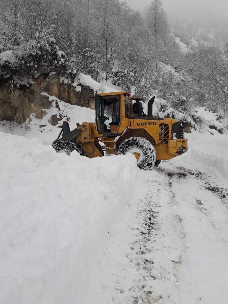 GİRESUN'UN YÜKSEKLERİNDE DÜN GECEDEN BU YANA YAĞAN KAR NEDENİYLE 42 KÖY YOLU ULAŞIMA KAPANDI