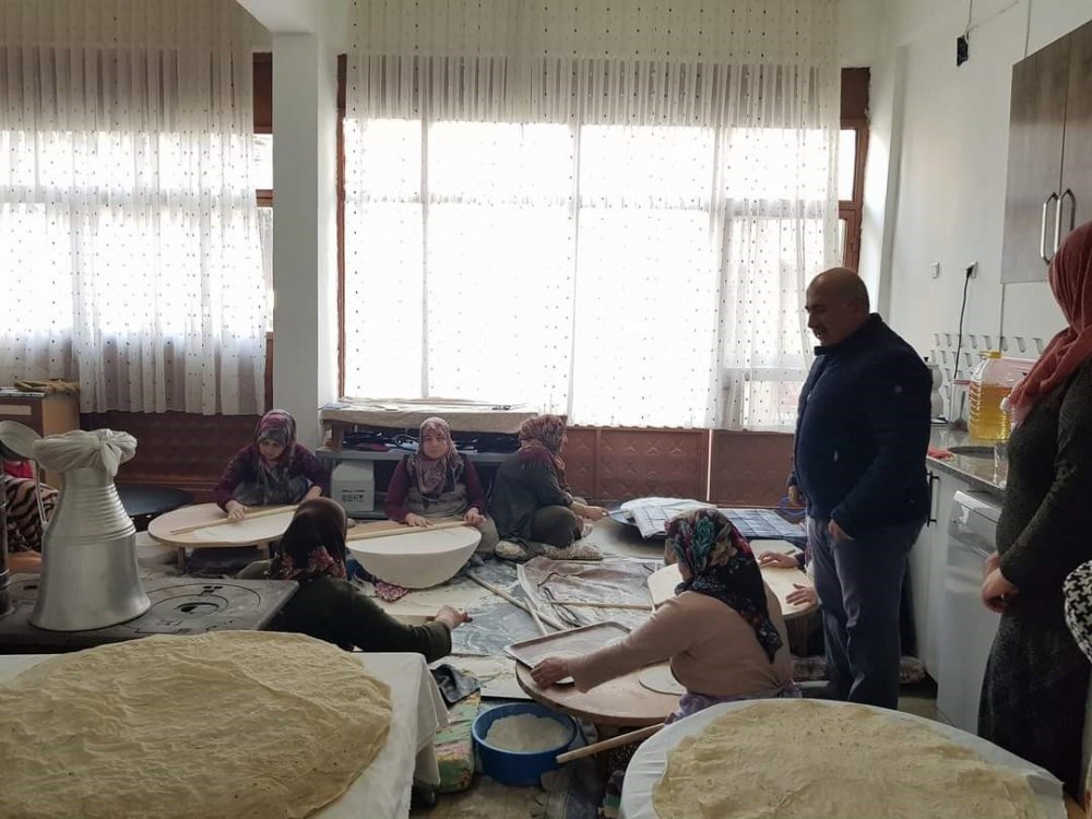 BAYATLI KADINLAR DEPREMZEDELER İÇİN EKMEK YAPIYOR. ÇORUM'UN BAYAT İLÇESİNDEKİ KADINLARDA DEPREMDEN ETKİLENEN VATANDAŞLARIN YARALARININ SARILMASINA YÖNELİK ÇALIŞMALARA KATKI SUNMAK AMACIYLA EVLERİNDE YUFKA EKMEK YAPIYOR