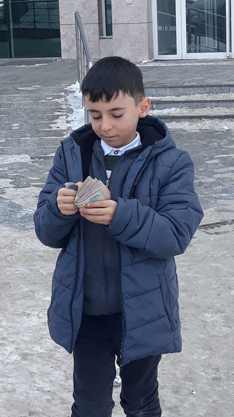 ERZURUM'DA YAŞAYAN 3. SINIF ÖĞRENCİSİ AHMET YASİN DELİGÖZ GÖSTERDİ.DELİGÖZ, DEPREM BÖLGESİNE GÖNDERİLMEK ÜZERE BİSİKLET ALMAK İÇİN BİRİKTİRDİĞİ HARÇLIKLARINI DEPREMZEDELERE BAĞIŞLADI