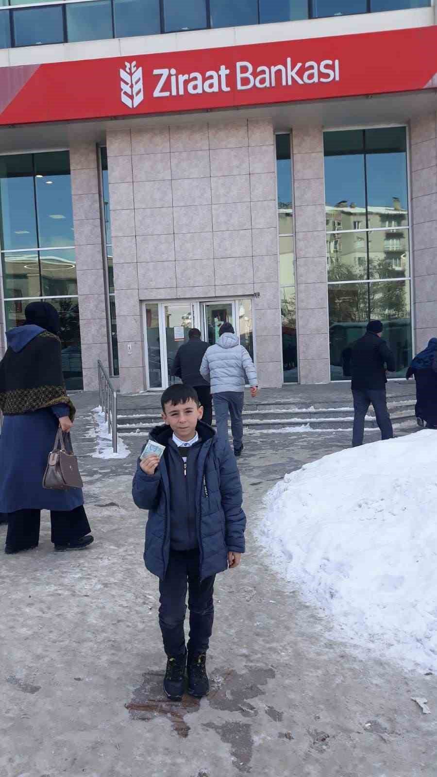 ERZURUM'DA YAŞAYAN 3. SINIF ÖĞRENCİSİ AHMET YASİN DELİGÖZ GÖSTERDİ.DELİGÖZ, DEPREM BÖLGESİNE GÖNDERİLMEK ÜZERE BİSİKLET ALMAK İÇİN BİRİKTİRDİĞİ HARÇLIKLARINI DEPREMZEDELERE BAĞIŞLADI