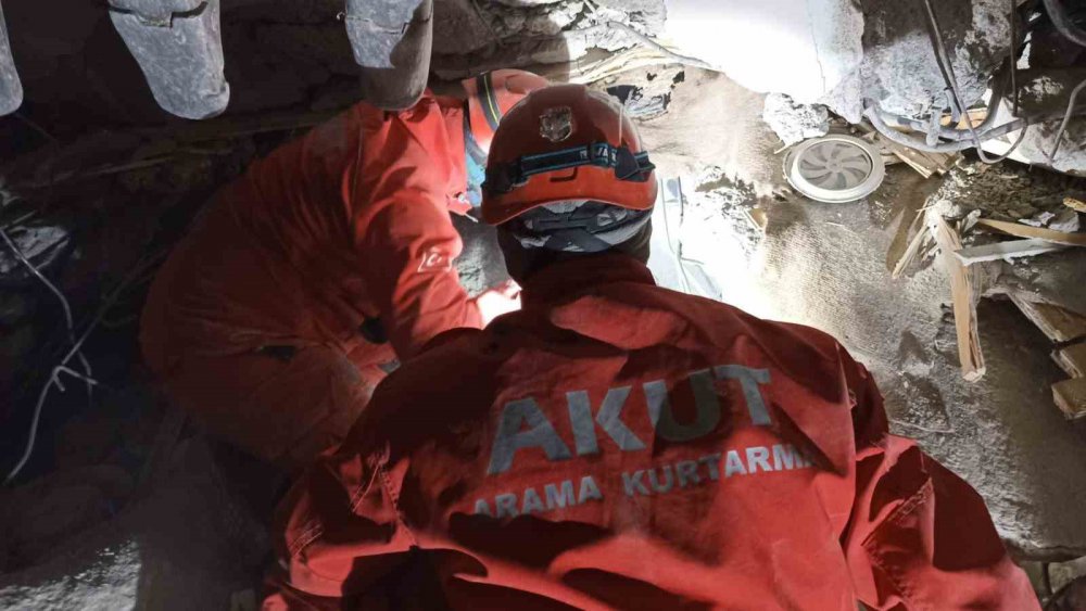 KAHRAMANMARAŞ MERKEZLİ DEPREMLERDEN ETKİLENEN MALATYA'YA VE ADIYAMAN'DA GÖREV ALAN GİRESUN AKUT EKİBİ DEPREMİN İLK GÜNÜNDEN BUGÜNE KADAR 3'Ü ÇOCUK 12 KİŞİYİ ENKAZDAN SAĞ KURTARMAYI BAŞARDI