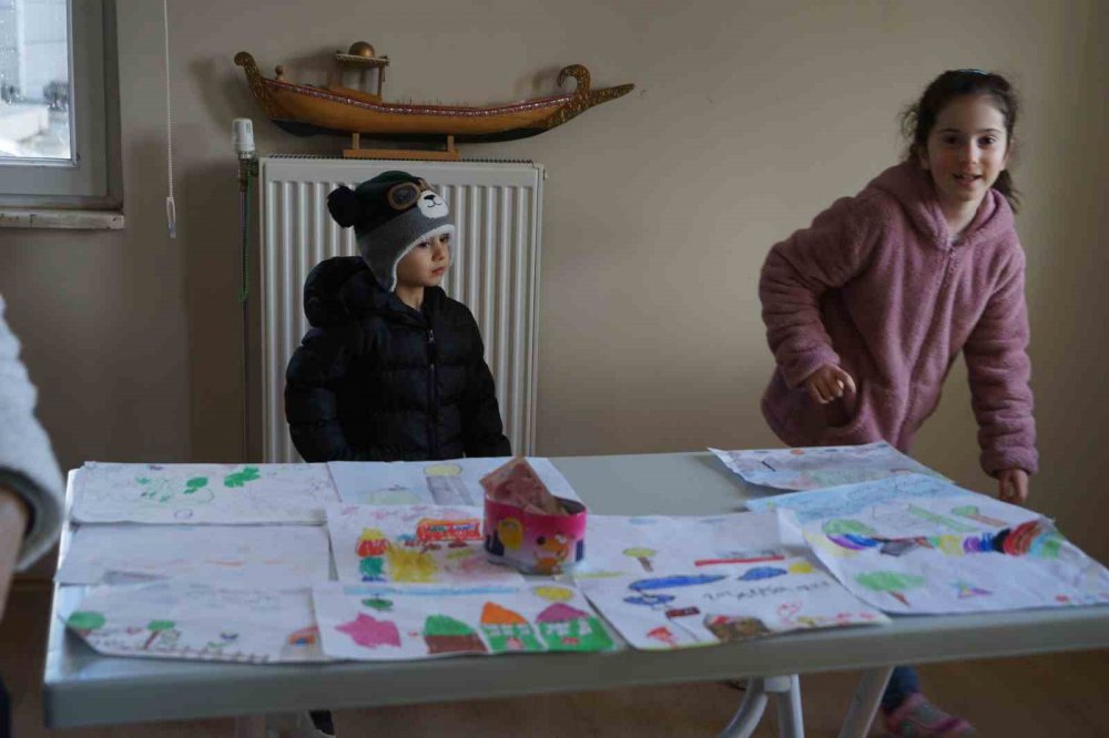 KASTAMONU'NUN KUZEYKENT MAHALLESİNDE BİR APARTMANDA OTURAN ÇOCUKLAR, EVLERİNDE YAPTIKLARI RESİMLERİ APARTMAN GİRİŞİNDE SATTI