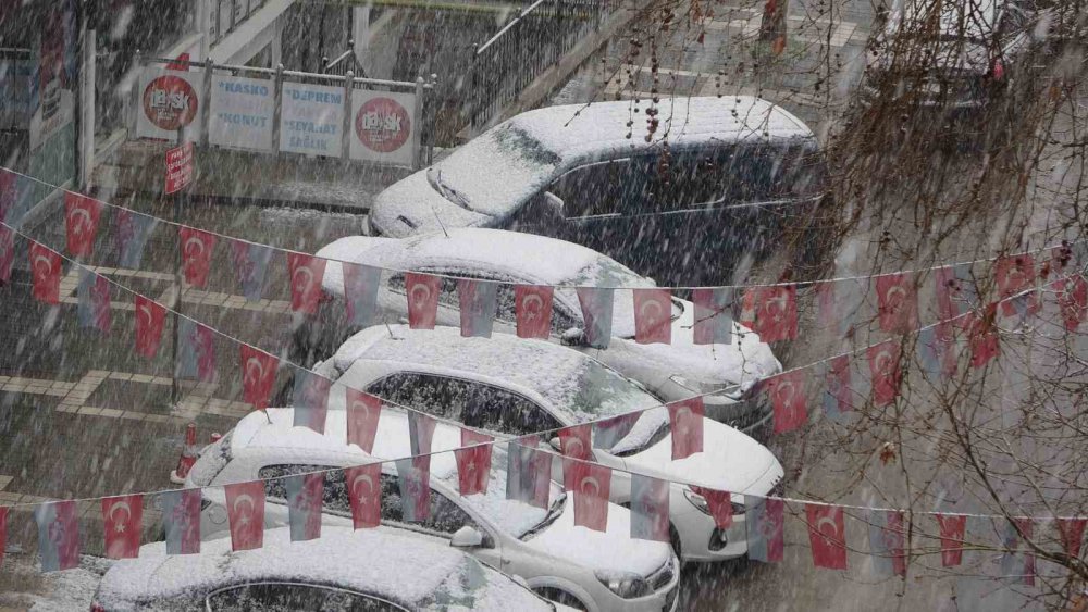 TRABZON’DA ŞEHİR MERKEZİNE MEVSİMİN İLK KARI YAĞDI. TRABZON'DA ÖZELLİKLE YÜKSEK KESİMLERDE ETKİLİ OLAN KAR YAĞIŞI ŞEHİR MERKEZİNDE DE KENDİNİ İYİCE HİSSETTİRMEYE BAŞLADI